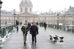 Paryski "Most Zakochanych" świeci pustkami