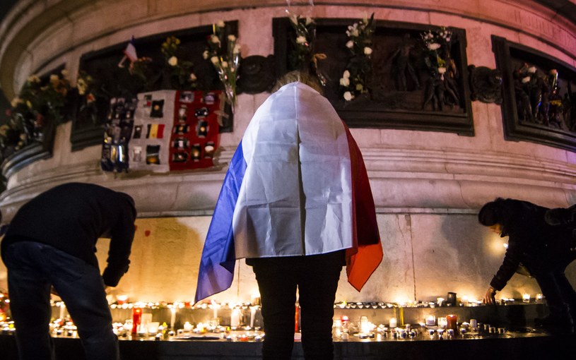 Paryski hołd ofiarom zamachów sprzed roku /PAP/EPA
