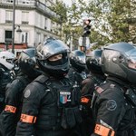 Paryski protest przeciwko przemocy. Policjantów uratowała jednostka specjalna