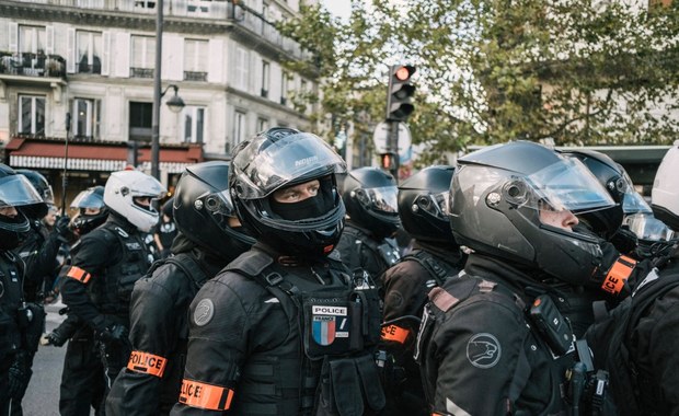 Paryski protest przeciwko przemocy. Policjantów uratowała jednostka specjalna