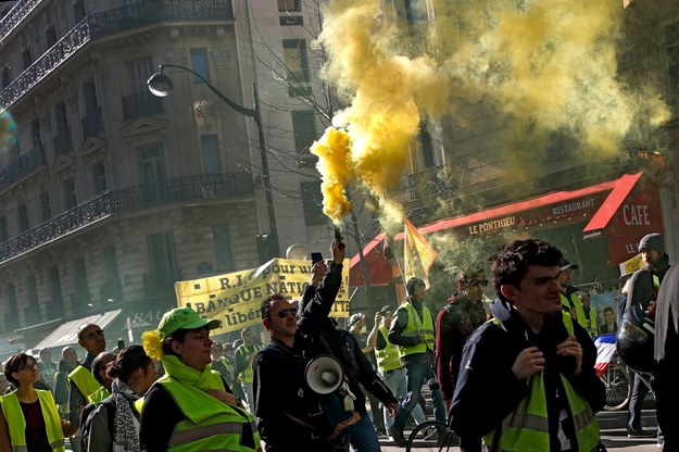 Paryski protest "żółtych kamizelek" /YOAN VALAT  /PAP/EPA
