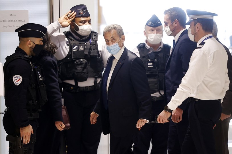 Paryski Trybunał Karny skazał Sarkozy'ego na trzy lata więzienia (PAP/EPA/IAN LANGSDON) /PAP