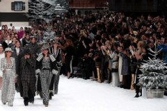 Paryski Tydzień Mody: Kratka, długie, szerokie płaszcze i kożuszki