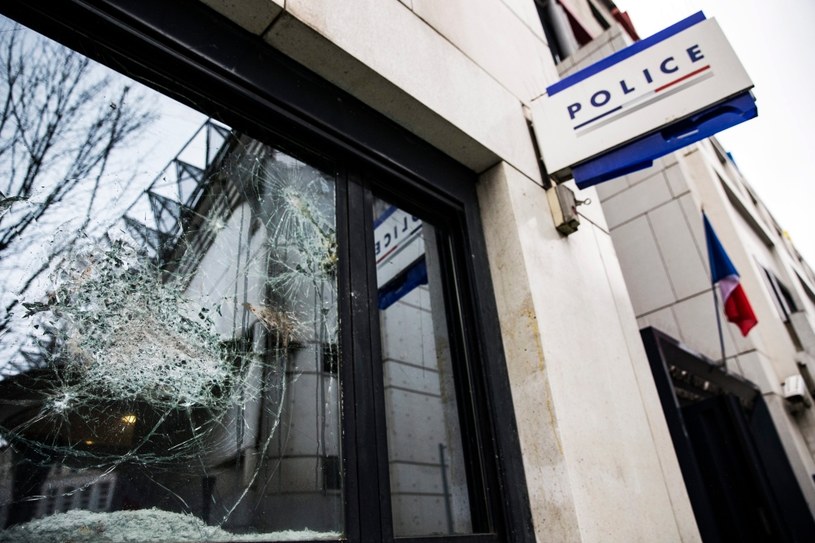 Paryskie komisariaty obrzucone kamieniami. "Śmierć glinom" /PAP/EPA