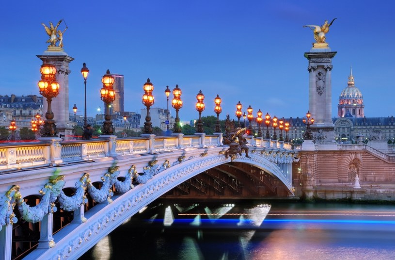 Paryskie mosty przyciągają zakochane pary /123RF/PICSEL