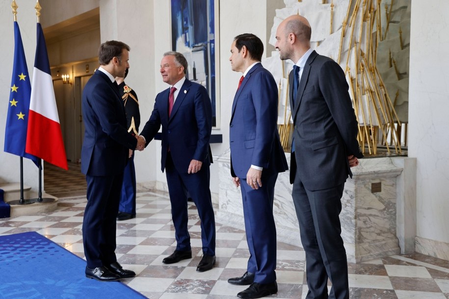 Paryż, 17 kwietnia 2025. Prezydent Francji Emmanuel Macron wita specjalnego wysłannika USA Steve'a Witkoffa, sekretarza stanu USA Marco Rubio i ministra ds. Europy i spraw zagranicznych Francji Jean-Noela Barrota /PAP