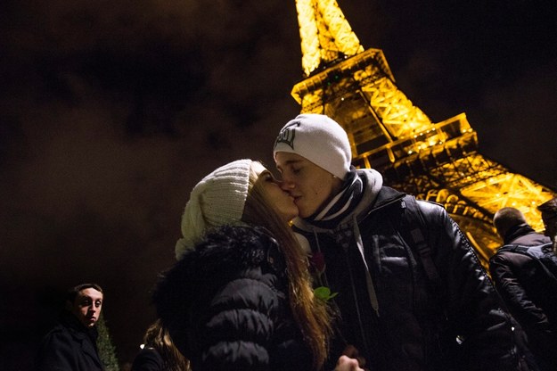 Paryż i zakochani na tle wieży Eiffela /ETIENNE LAURENT /PAP/EPA