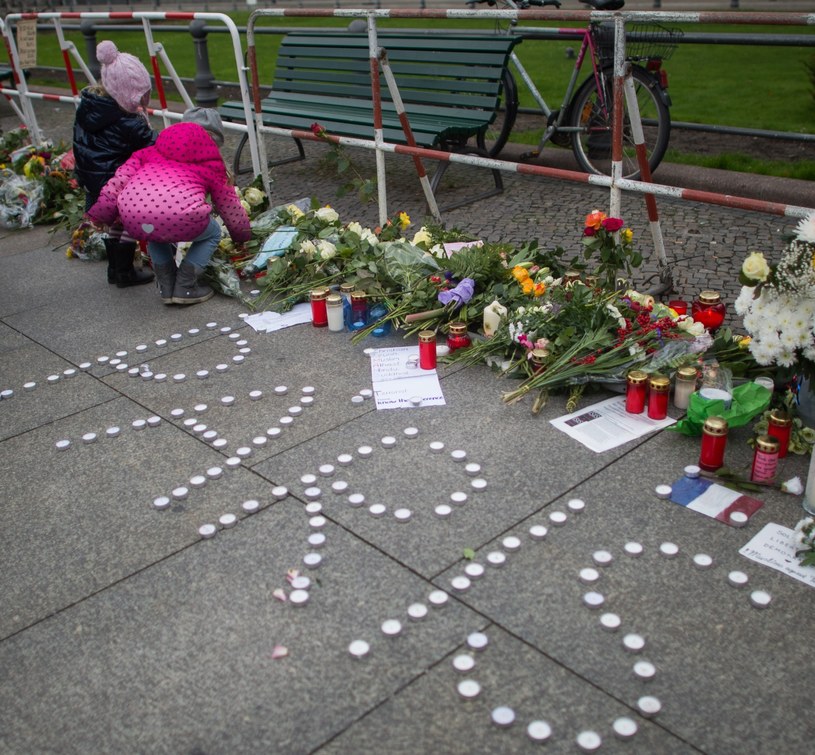Paryż jest w szoku po tragedii /PAP/EPA