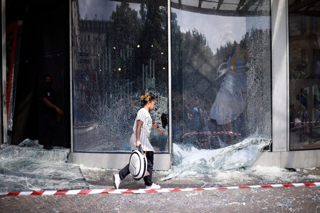 Paryż. Kobieta przechodzi obok zniszczonej w czasie zamieszek sklepowej witryny /YOAN VALAT  /PAP/EPA