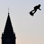 Paryż: mężczyzna latał nad ziemią na flyboardzie