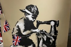 Paryż składa hołd Banksy'emu. Można zwiedzać muzeum poświęcone artyście