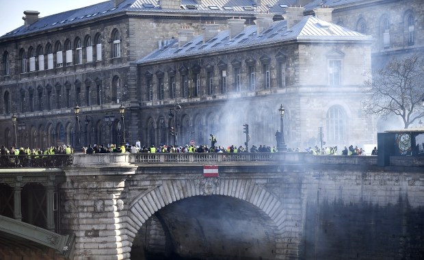 Paryż: Starcia policji z członkami "żółtych kamizelek"