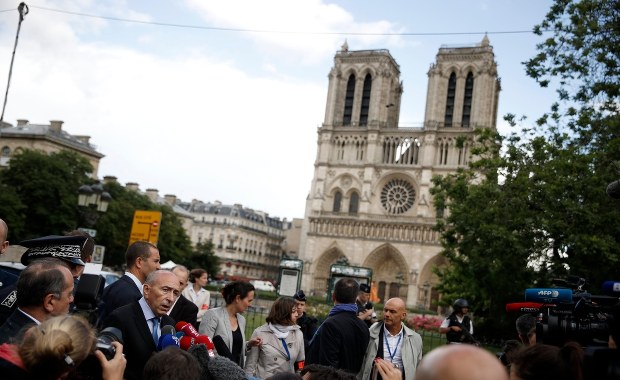 Paryż: Strzały przed katedrą Notre Dame. Napastnik krzyczał: "To za Syrię"