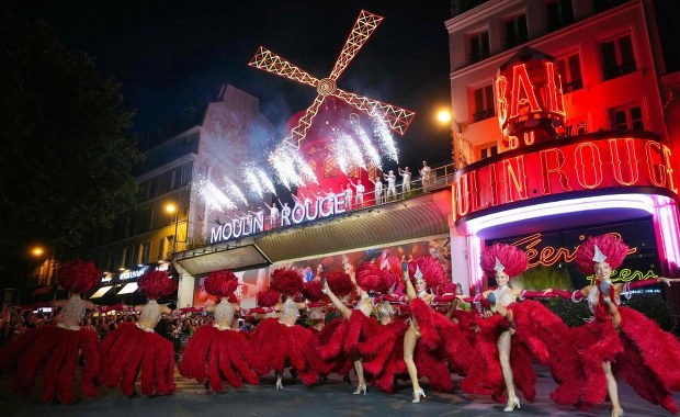 Paryż świętuje spektakularny powrót symbolu Moulin Rouge