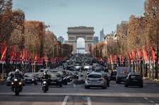 Paryż wyklucza samochody. Na przekór faktom i logice!