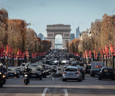 Paryż wyklucza samochody. Na przekór faktom i logice!