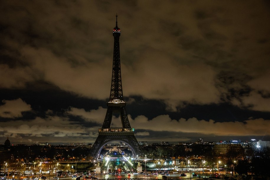 Paryż. Wyłączona iluminacja Wieży Eiffla podczas "Godziny dla Ziemi" w 2025 r. /MOHAMMED BADRA /PAP/EPA