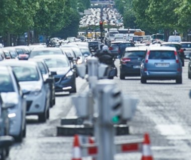 Paryż zakazuje ruchu starszych samochodów