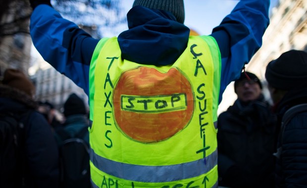 Paryż: "Żółte kamizelki" wzniosą uliczne barykady?
