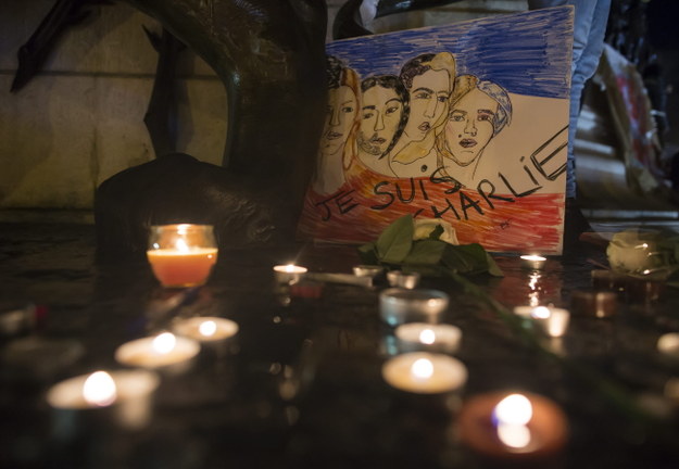 Paryżanie oddają hołd ofiarom środowego zamachhu na siedzibę tygodnika "Charlie Hebdo". Zginęło 12 osób /IAN LANGSDON /PAP/EPA
