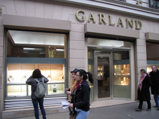 Paryżanki przed jednym ze sklepów z ekskluzywną biżuterią /Marek Gładysz /RMF FM