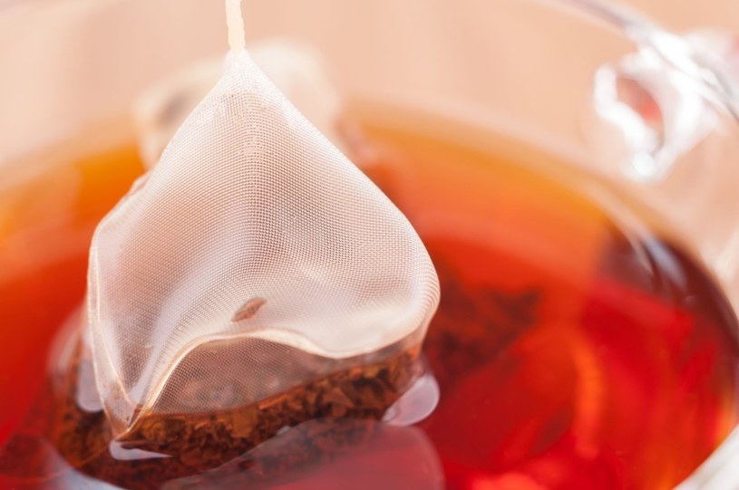 Parzenie herbaty w plastikowych torebkach to błąd /123RF/PICSEL
