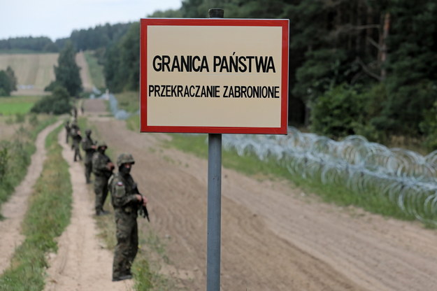Pas drogi granicznej na polsko-białoruskiej granicy w Kopczanach / 	Artur Reszko    /PAP
