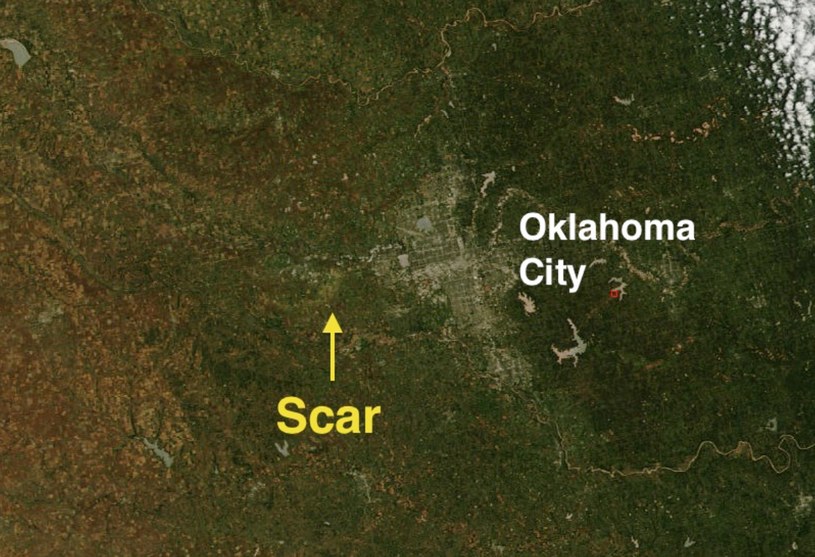 Pas ziemi zniszczony przez tornado w El Reno, widoczny na zdjęciu satelitarnym /NASA MODIS Satellite /domena publiczna