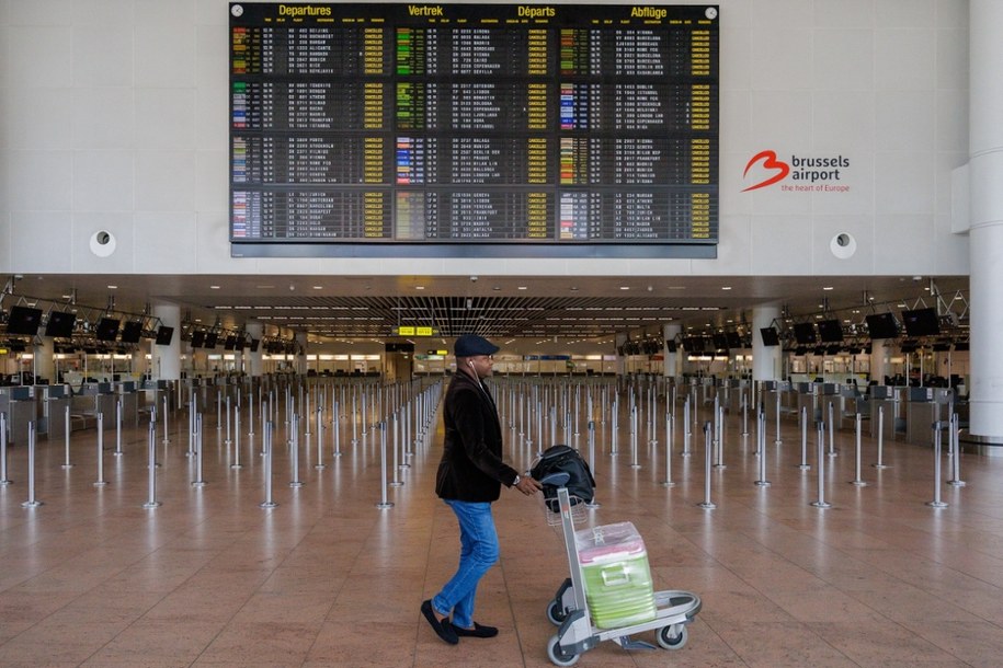 Pasażer mija tablicę odlotów na lotnisku Zaventem. Wszystkie połączenia zostały odwołane. /OLIVIER MATTHYS    /PAP/EPA