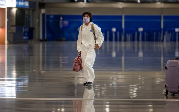 Pasażer na lotnisku w Szanghaju /ALEX PLAVEVSKI /PAP/EPA