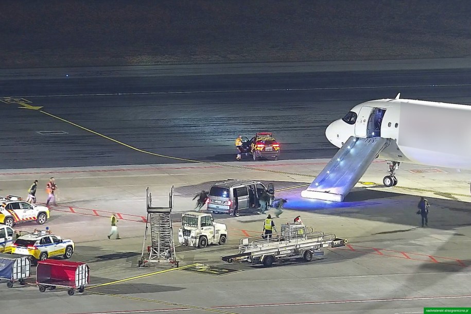 Pasażer otworzył drzwi i zjechał trapem na płytę lotniska /Straż Graniczna