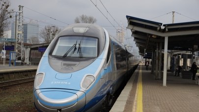 Pasażer z zatrzymanego pociągu został zwolniony. Nie jest w grupie ryzyka