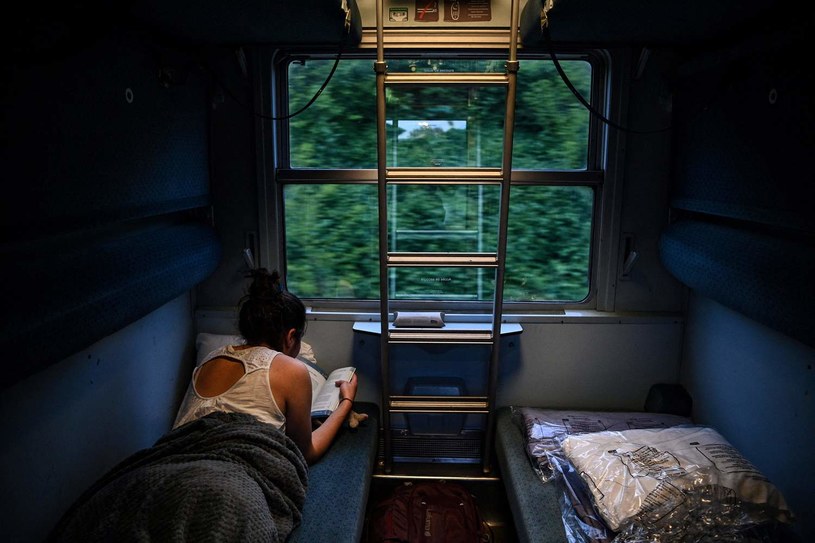 Pasażerka w nocnym pociągu. /ANNE-CHRISTINE POUJOULAT / AFP /AFP