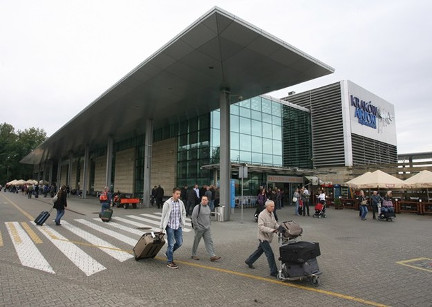 Pasażerom lotniska w Balicach trudniej będzie dostać się na lot /Jacek Bednarczyk /PAP
