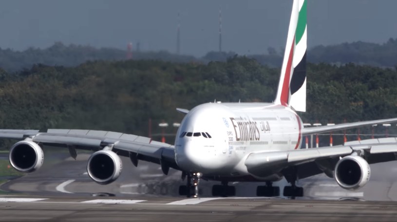 Pasażerowie Airbusa lądującego w czwartek w Duesseldorfie przeżyli chwile grozy /YouTube /INTERIA.PL