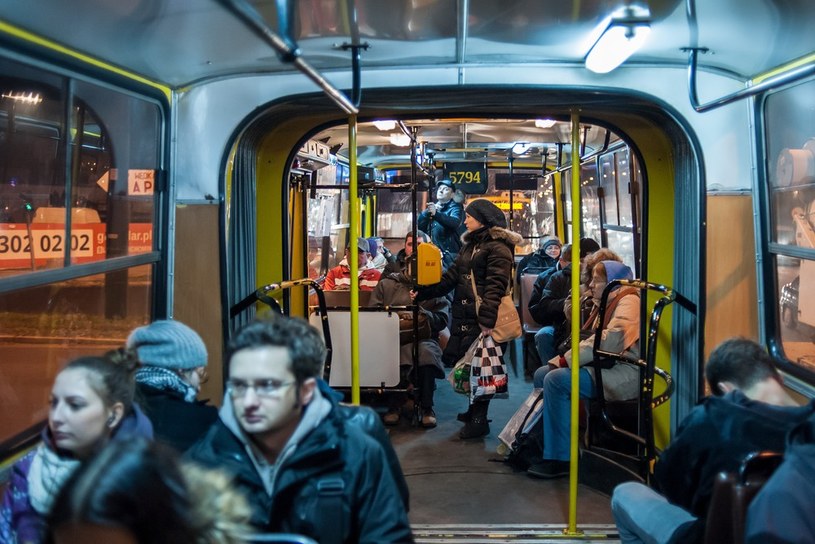 Pasażerowie autobusu nie są w żaden sposób chronieni przed ostrym hamowaniem /Bartosz Krupa /East News