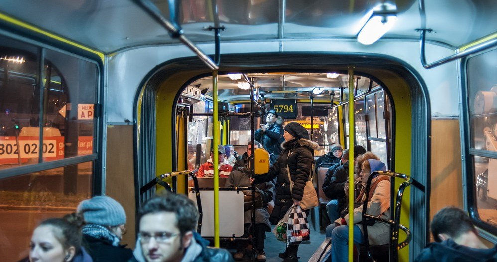 Pasażerowie autobusu nie są w żaden sposób chronieni przed ostrym hamowaniem /Bartosz Krupa /East News