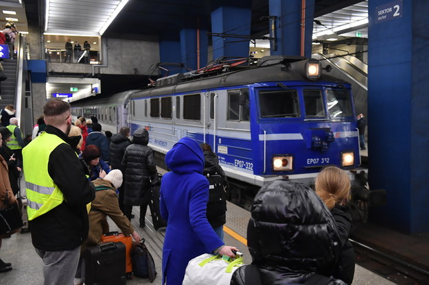 Pasażerowie czekają na peronie na stacji kolejowej Warszawa Centralna /Piotr Nowak /PAP