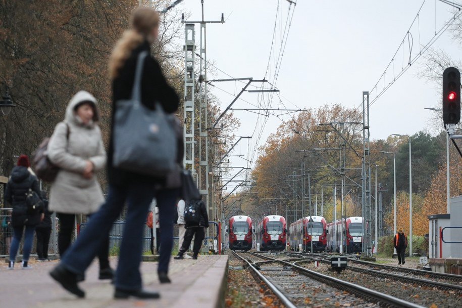 Pasażerowie czekają na pociąg na przystanku WKD Podkowa Leśna Główna /Paweł Supernak /PAP