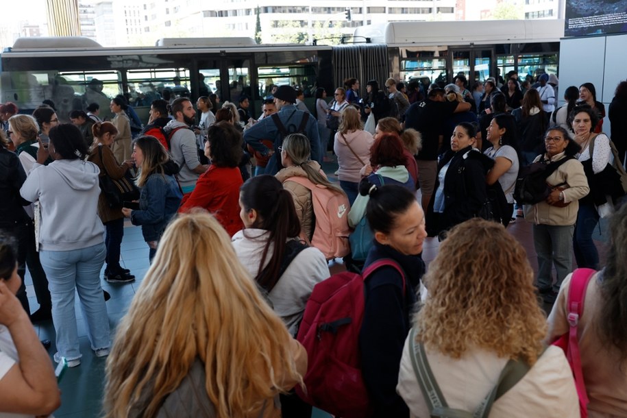 Pasażerowie czekają w kolejce na stacji autobusowej w Madrycie po zamknięciu metra z powodu blackout'u, który dotknął Hiszpanię, Portugalię i Francję, zakłócając transport i codzienne życie. /PAP/EPA/Juan Carlos Hidalgo /EPA