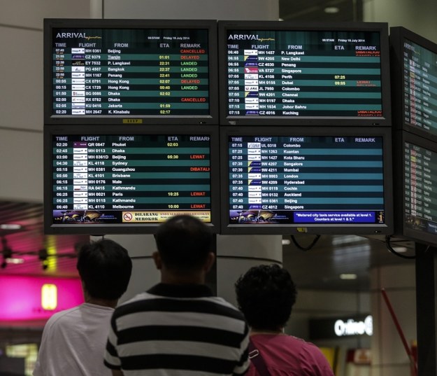 Pasażerowie czekający na informacje nt. lotu na lotnisku w Kuala Lumpur /AHMAD YUSNI /PAP/EPA