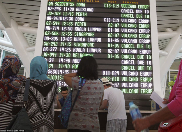 Pasażerowie czekający na lotnisku Ngurah Rai, 6 sierpnia 2015 /AP /East News