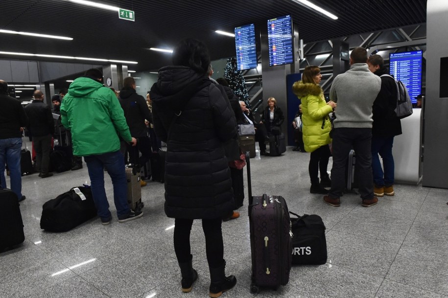 Poważne utrudnienia dla pasażerów. Wszystko przez mgłę