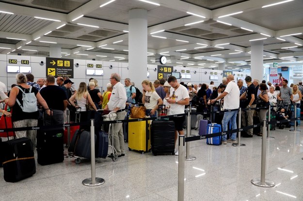 Pasażerowie czekający na wylot z Palma de Mallorca /CATI CLADERA  /PAP/EPA