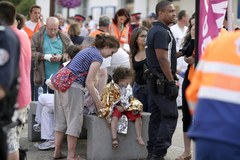 Pasażerowie i służby ratunkowe po wypadku w Bretigny-sur-Orge