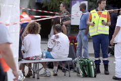Pasażerowie i służby ratunkowe po wypadku w Bretigny-sur-Orge