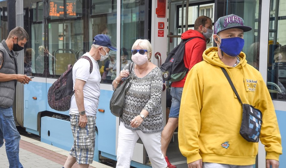 Pasażerowie komunikacji miejskiej w Pradze /	Drahoslav Ramik /PAP/EPA