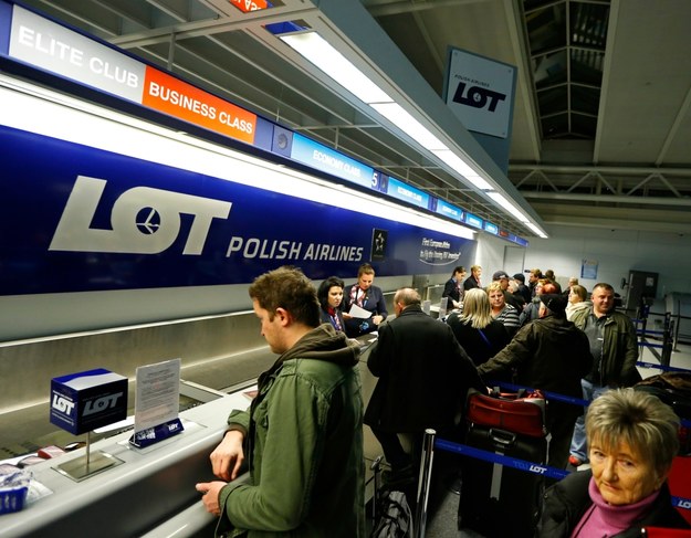 Pasażerowie, którzy mieli wracać dreamlinerem do Polski, musieli przebukować bilety /Kamil Krzaczyński /PAP/EPA