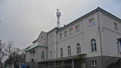 Pasażerowie marzną, bo poczekalnia jest zamknięta