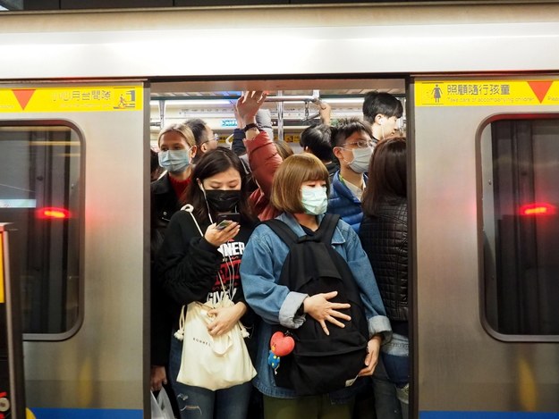 Pasażerowie metra w Tajpej na Tajwanie /DAVID CHANG  /PAP/EPA